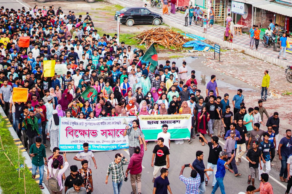 খুলনা বিশ্ববিদ্যালয়ে তীব্র হয়ে ওঠে বিক্ষোভ