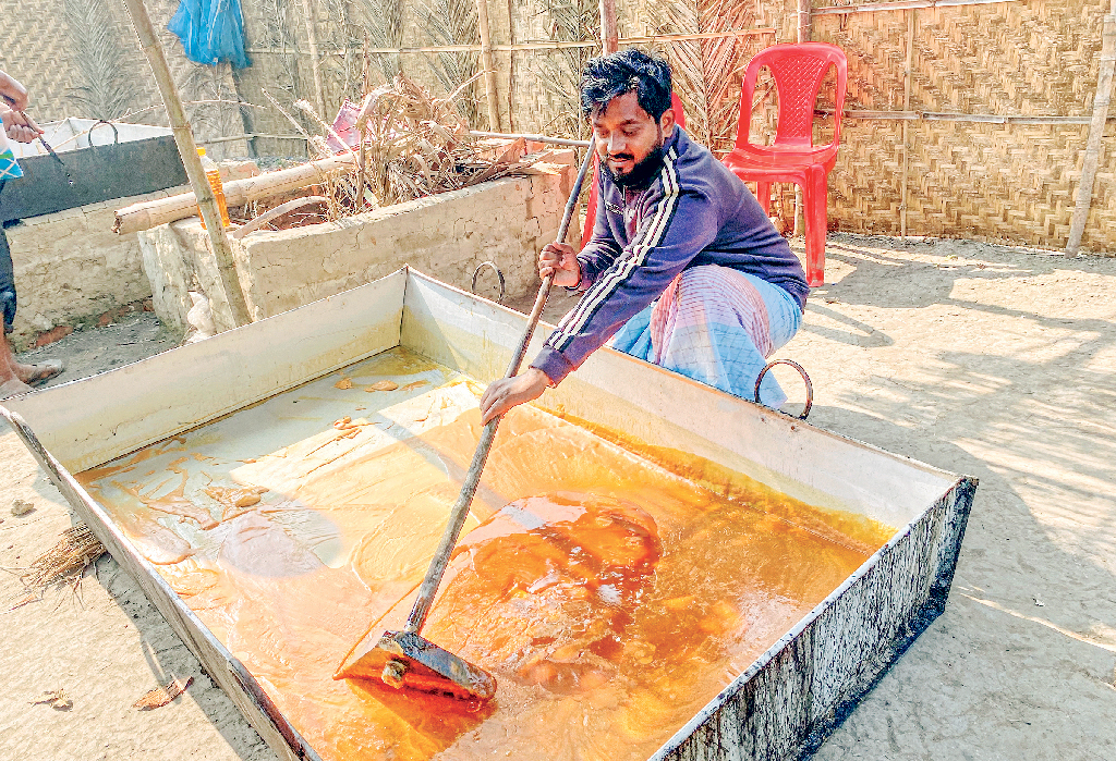 ই-কমার্সে দিনে ৩ হাজার কেজি গুড়ের ব্যবসা