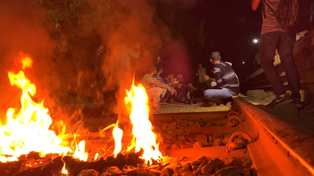 শিক্ষার্থীদের রেললাইন অবরোধ, রাজশাহীর সঙ্গে ট্রেন যোগাযোগ বন্ধ