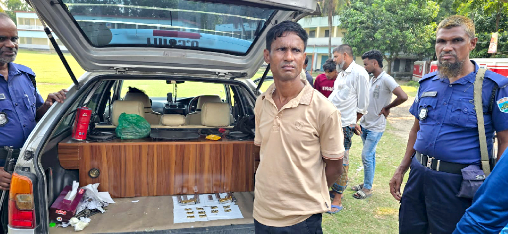প্রাইভেট কারে অস্ত্র-গুলি, তরুণীসহ আটক ২