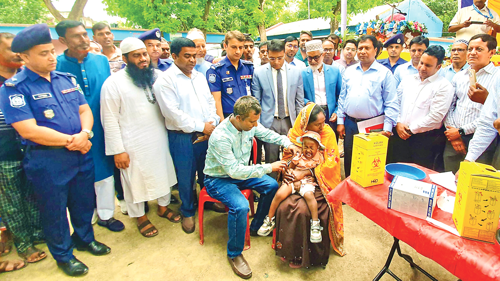জরুরি টিকাকেন্দ্রে অভিভাবকদের উপচে পড়া ভিড়