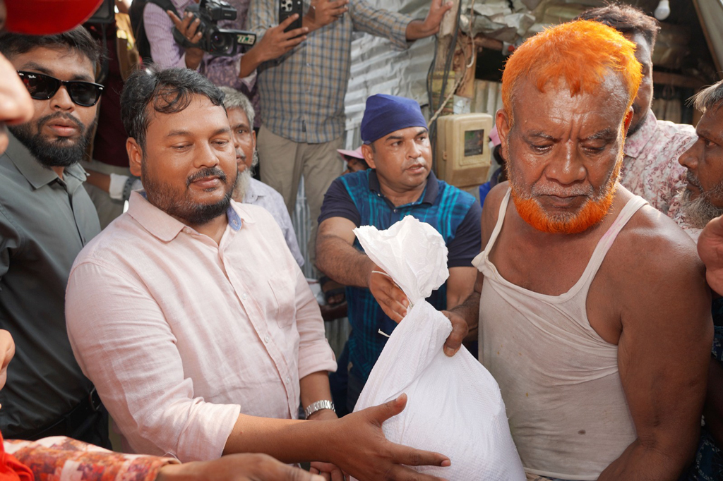 বন্যার্তদের মাঝে ত্রাণ নিয়ে রাসিক প্রশাসক