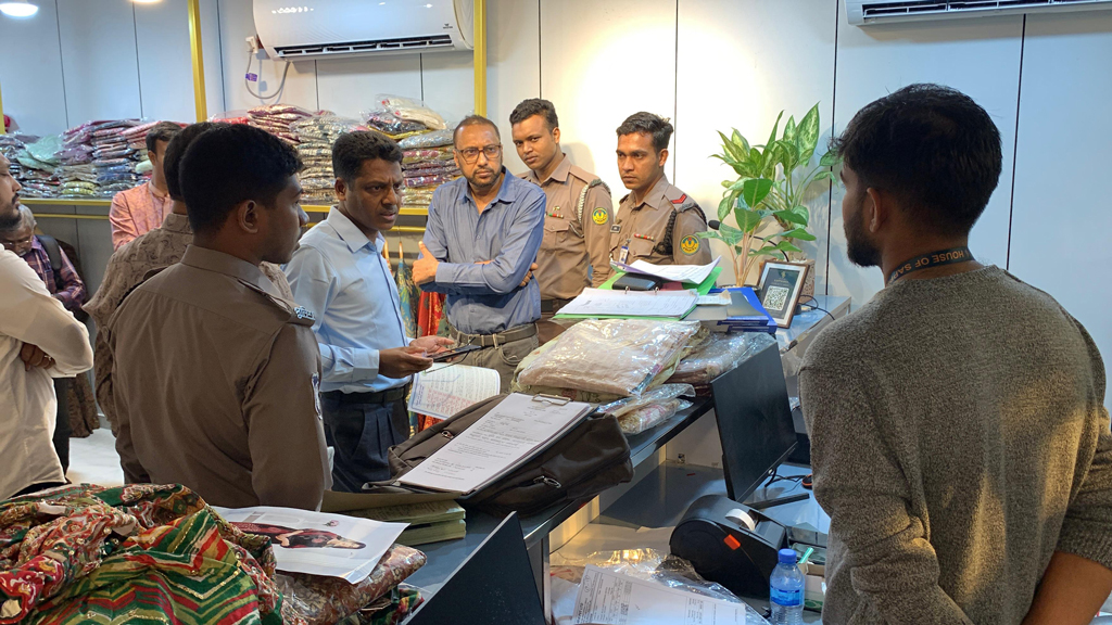 পাকিস্তানি পোশাক বলে মিথ্যা প্রচার চালানোয় জরিমানা