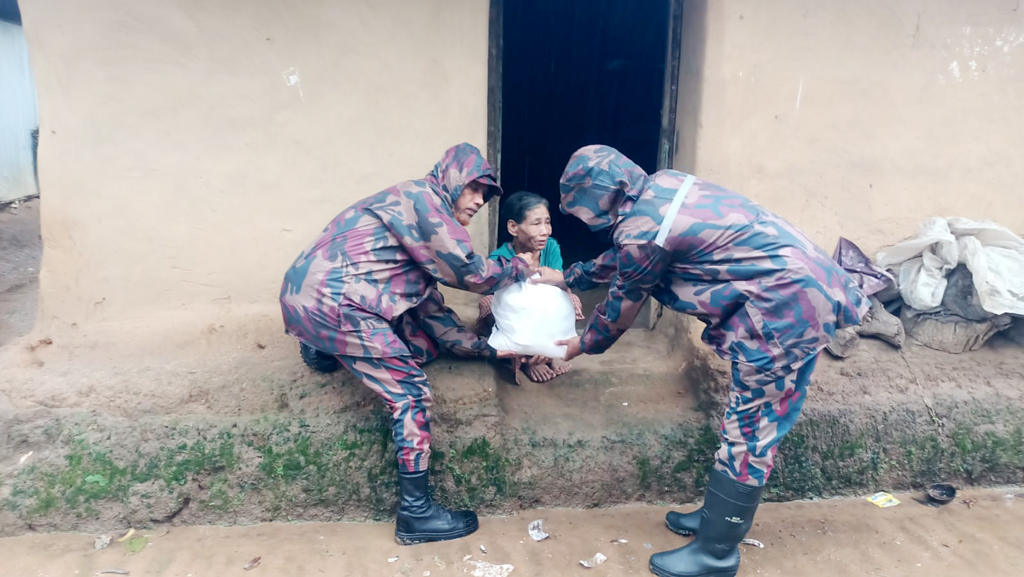 খাগড়াছড়িতে ভারী বর্ষণে দুর্গত মানুষের পাশে বিজিবি