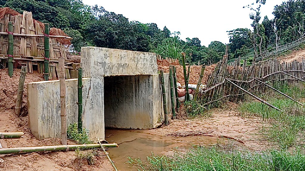 টানা বর্ষণে ‘লাইফ সাপোর্টে’ কালভার্ট, বাঁশের খুঁটিতে বাঁচিয়ে রাখার চেষ্টা