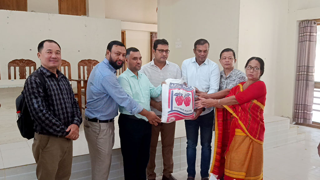 কাপ্তাইয়ে দুর্যোগে ক্ষতিগ্রস্ত খামারিদের মাঝে গো-খাদ্য বিতরণ