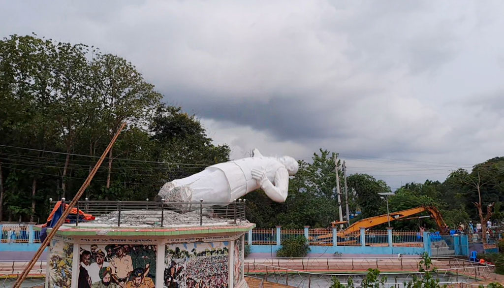 রাঙামাটিতে শেখ মুজিবের ভাস্কর্য ভেঙে ফেললেন ছাত্র-জনতা