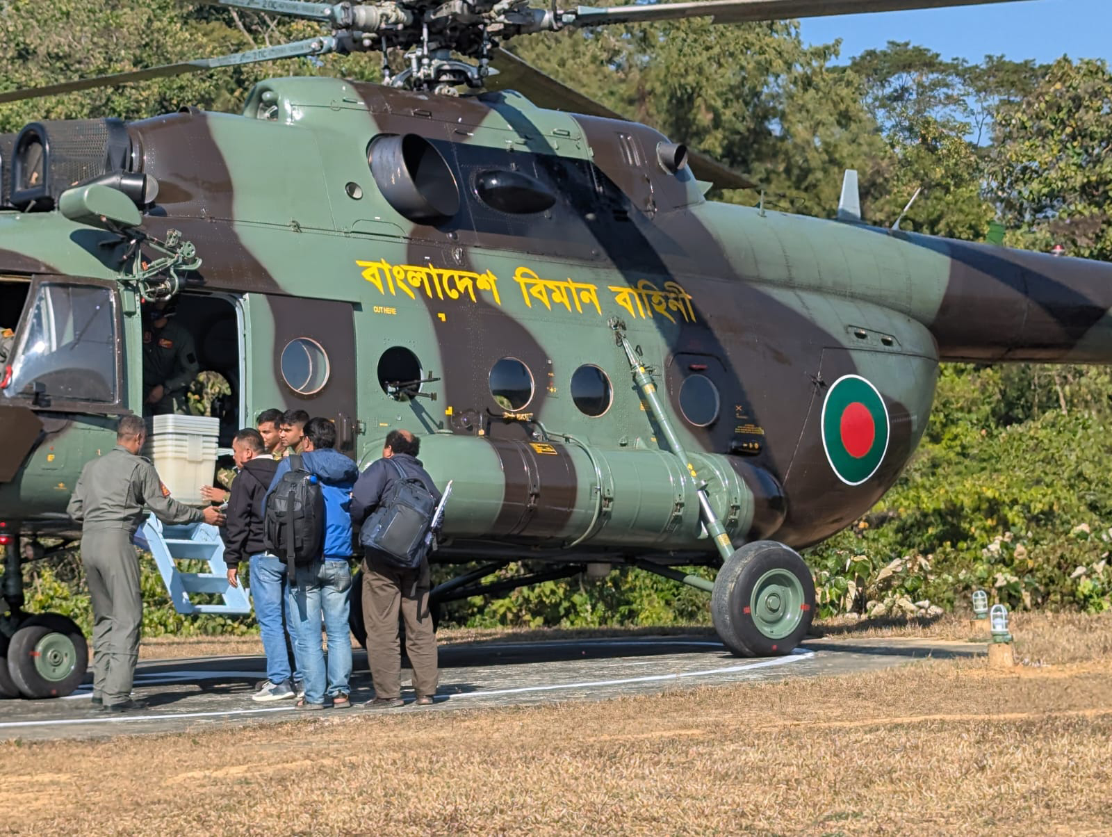 রাঙামাটির দুর্গম কেন্দ্রে হেলিকপ্টারে ভোটের মালামাল পরিবহন শুরু