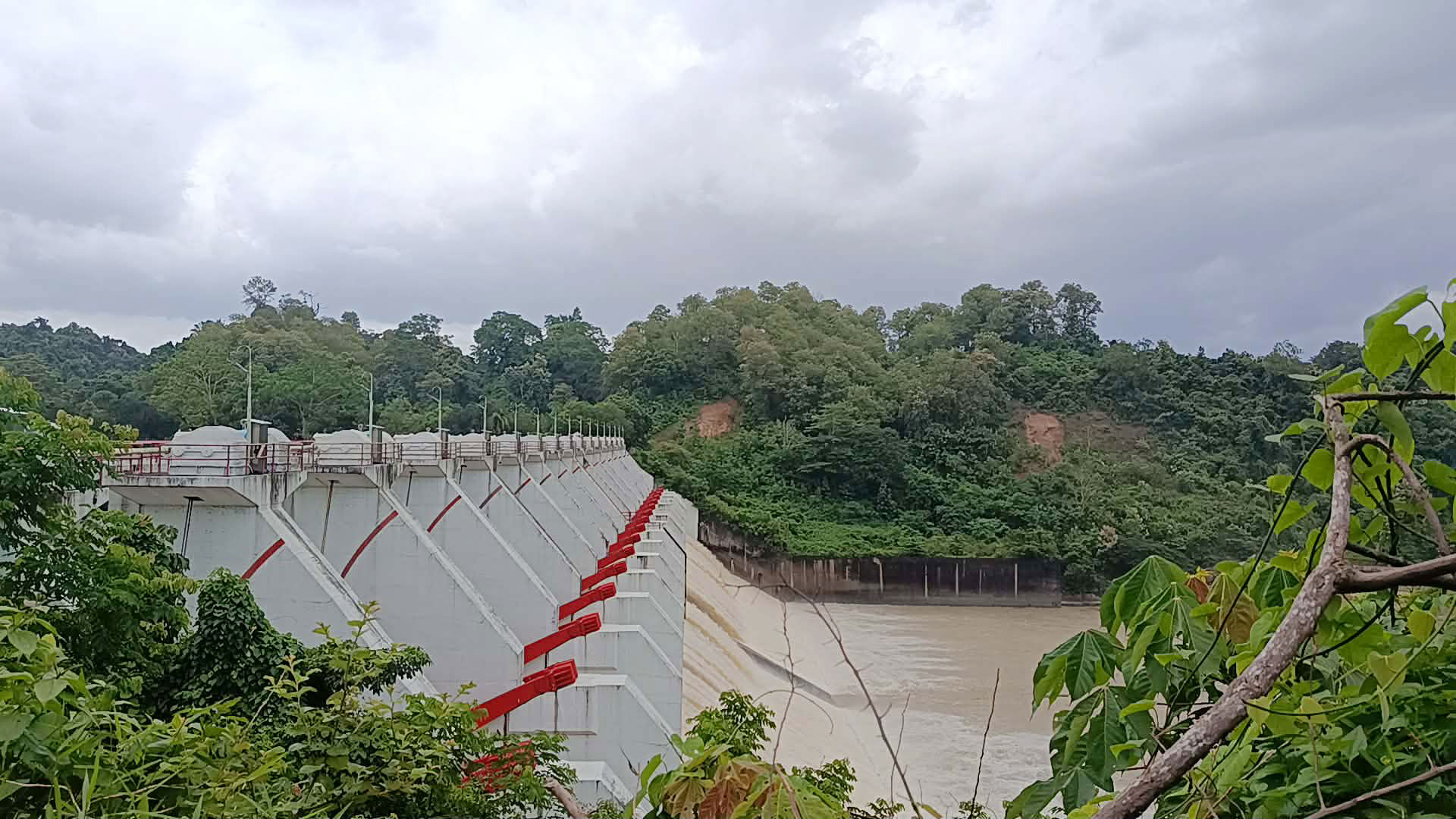 খুলে দেওয়া হয়েছে কাপ্তাই বাঁধের ১৬টি জলকপাট, নিম্নাঞ্চলে সতর্কবার্তা