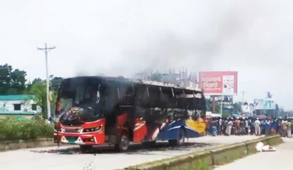 বাসচাপায় মাদ্রাসার সুপার নিহত, বিক্ষুব্ধ জনতার আগুনে পুড়ল বাস