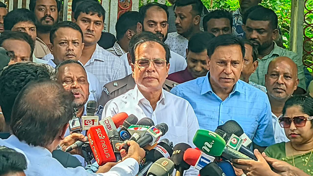 রংপুরে ৪ খুন: দ্রুত বিচার ও দৃষ্টান্তমূলক শাস্তির আশ্বাস ত্রাণমন্ত্রীর