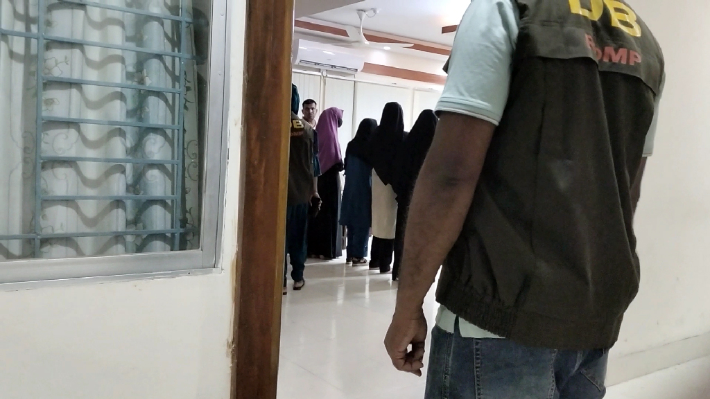 রংপুরে শাপলা সিনেমা হলের বিশেষ কক্ষ থেকে আপত্তিকর অবস্থায় আটক ৩৫ তরুণ-তরুণী