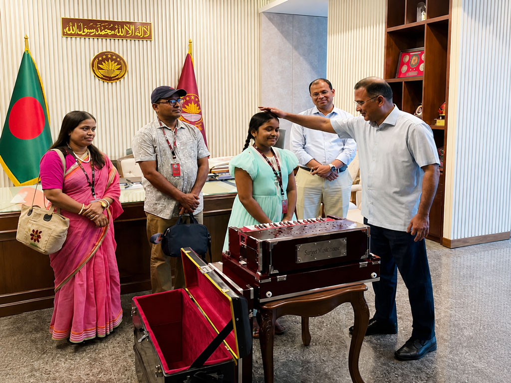 প্রধানমন্ত্রীর সঙ্গে দেখা, হারমোনিয়াম উপহার পেল অনুশ্রী