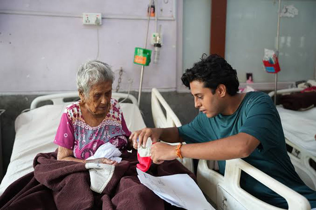 হাসপাতালে নাতি রসিকের সঙ্গে গুনমায়া বোহরা। ছবি: সংগৃহীত