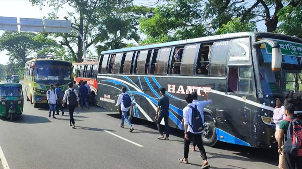 রাউজানে বাসের ধাক্কায় কলেজছাত্র নিহত, ৩ ঘণ্টা সড়ক অবরোধ করে শিক্ষার্থীদের অবস্থান