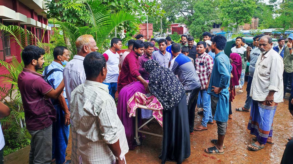 ভরদুপুরে স্ত্রী-কন্যার সামনে বোরকা পরা অস্ত্রধারীদের গুলি, নিহতের মুখ গেছে থেঁতলে
