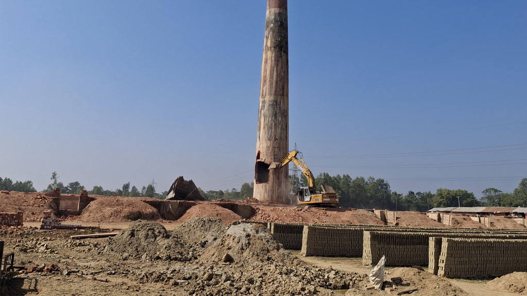 রাউজানে ৪টি ইটভাটার চিমনি গুঁড়িয়ে দিয়েছে প্রশাসন