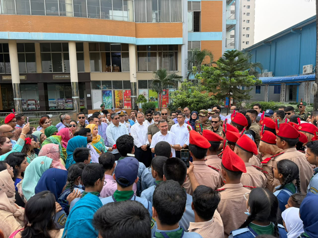 শনিবার দুপুরে রাজধানীর মোহাম্মদপুরে ঢাকা রেসিডেনসিয়াল মডেল কলেজ পরিদর্শনে যান প্রধানমন্ত্রী তারেক রহমান। ছবি: পিএমও