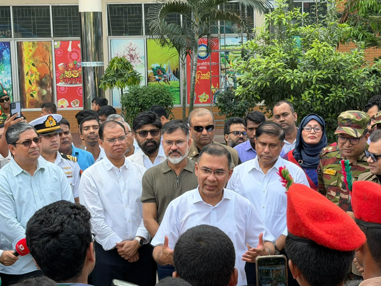 শনিবার দুপুরে রাজধানীর মোহাম্মদপুরে ঢাকা রেসিডেনসিয়াল মডেল কলেজ পরিদর্শনে যান প্রধানমন্ত্রী তারেক রহমান। ছবি: পিএমও