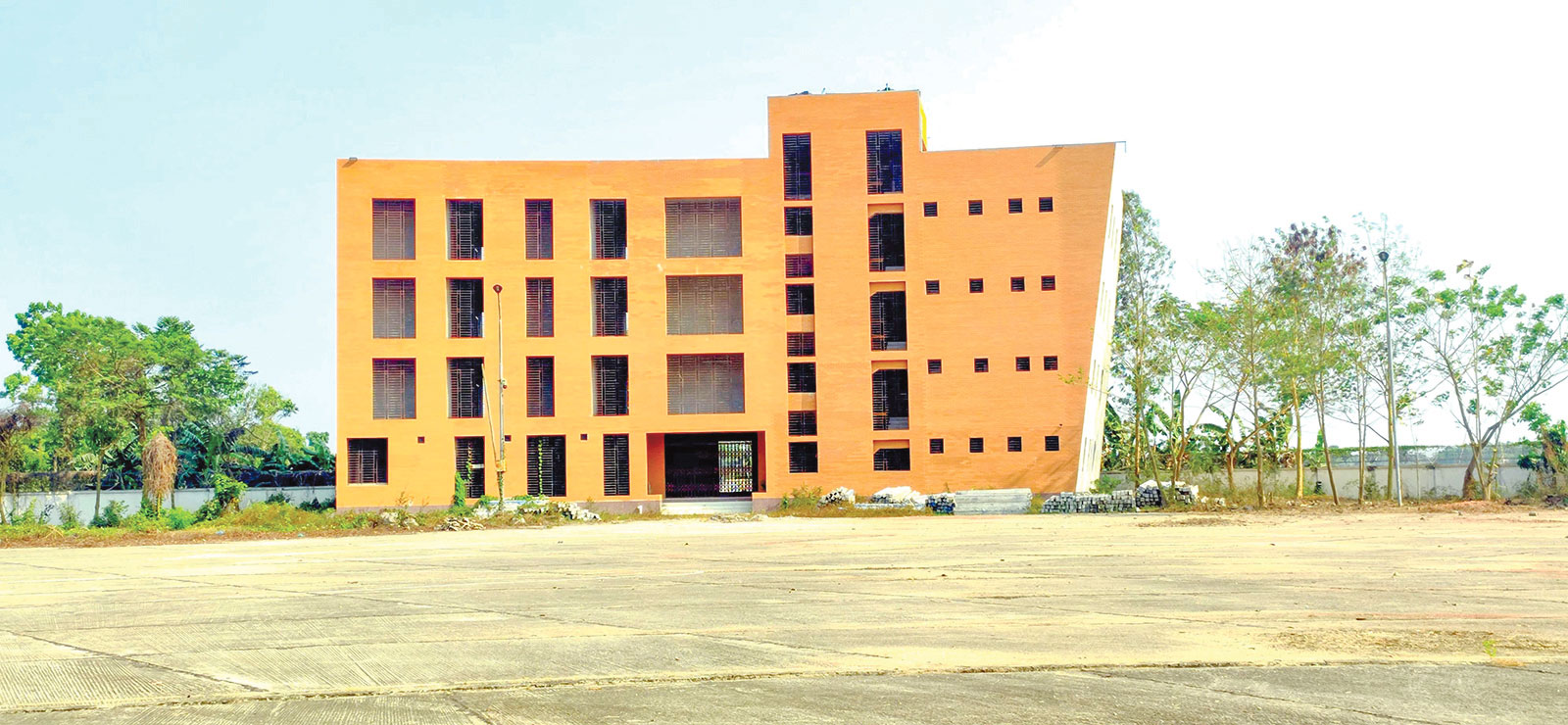 অবশেষে চালুর পথে ট্রাক
চালকদের চার বিশ্রামাগার