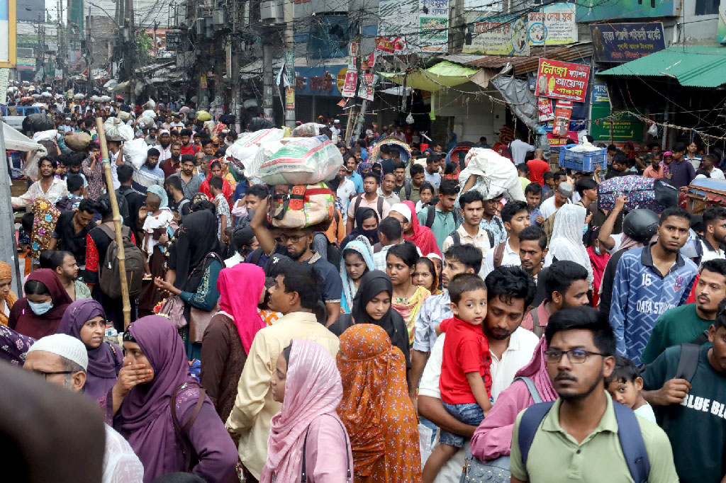 দেশে হঠাৎ করোনাভাইরাসের প্রকোপ বাড়তে শুরু করেছে। ভাইরাস প্রতিরোধে ইতিমধ্যে স্বাস্থ্য অধিদপ্তর ১১ দফা নির্দেশনা দিয়েছে। তবে জনসাধারণের মধ্যে এখনো সচেতনতা তৈরি হয়নি। রাজধানীর সদরঘাট লঞ্চ টার্মিনাল এলাকায় বাড়িফেরত মানুষের উপচে পড়া ভিড়ে কেবল দু-একজন মাস্ক পরা ছিলেন। ছবি: আজকের পত্রিকা