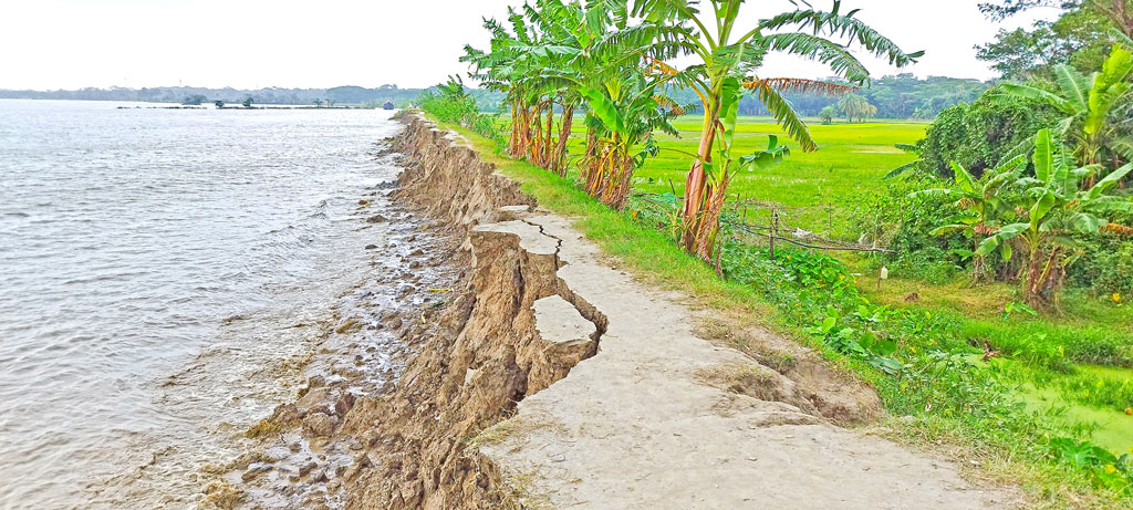 নোয়াখালীর হাতিয়া: জোয়ারে ভাঙছে বাঁধ, আতঙ্কে উপকূলবাসী