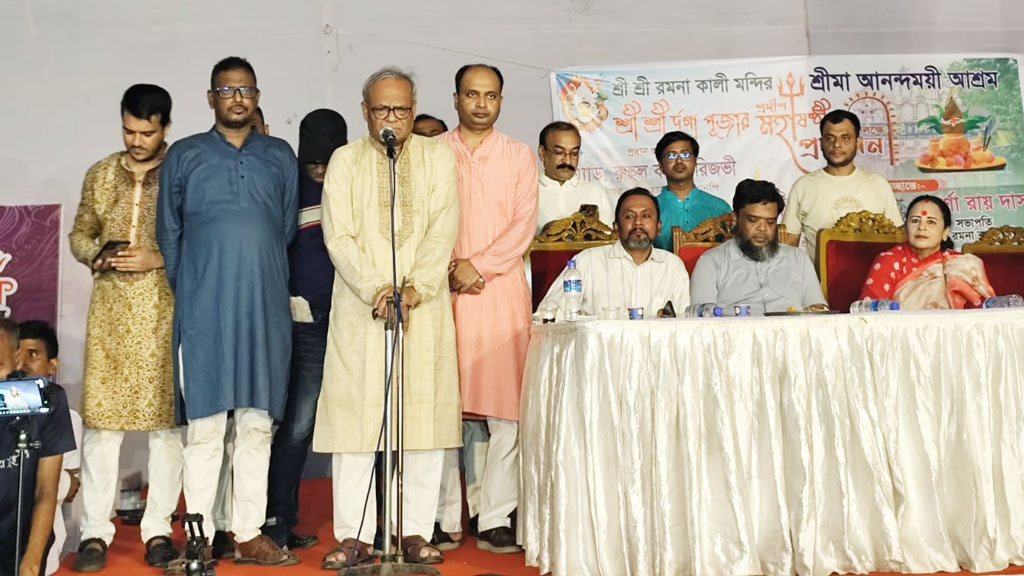 রমনা কালীমন্দিরে দুর্গাপূজা পরিদর্শন শেষে কথা বলেন রিজভী। ছবি: আজকের পত্রিকা