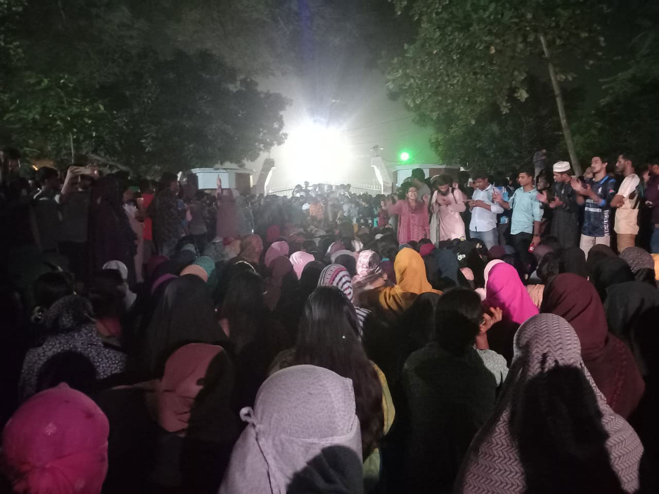 রাতে রাবি উপাচার্যের বাসভবন ঘেরাও শিক্ষার্থীদের