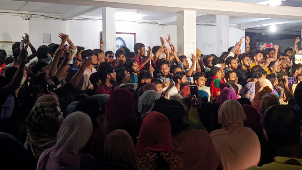 আন্দোলনে রাবির ছাত্রীরা। ছবি: আজকের পত্রিকা