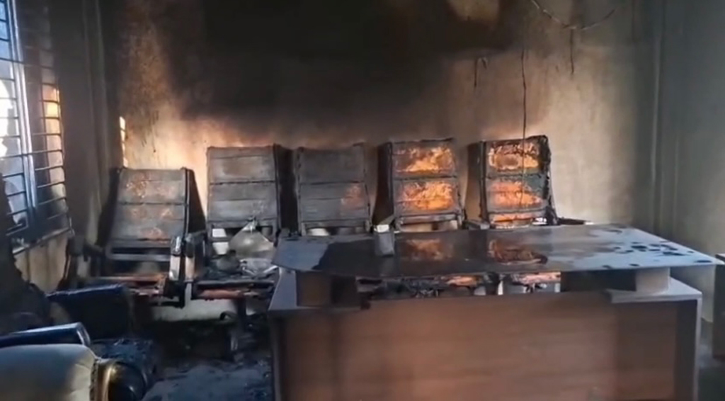 রূপগঞ্জে বিএনপির কার্যালয়ে আগুন