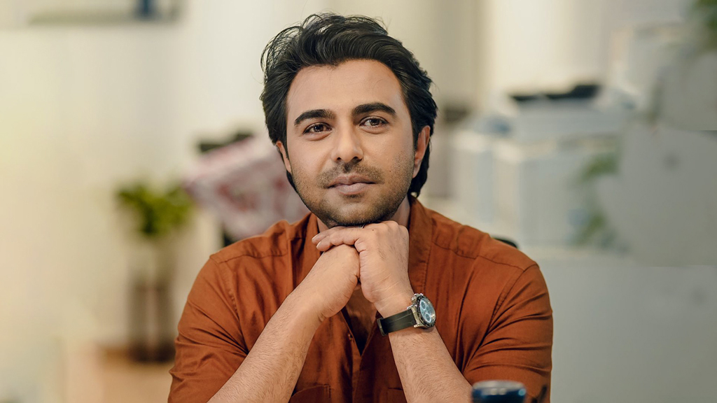 দেশে ফিরলেন অভিনেতা অপূর্ব