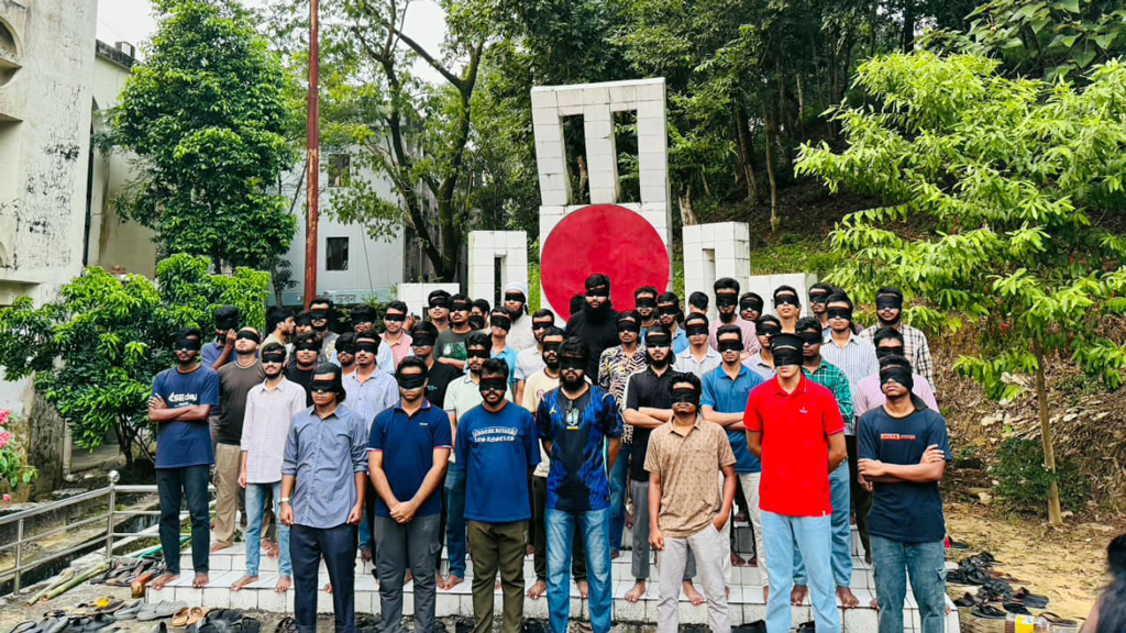 সিলেট ইঞ্জিনিয়ারিং কলেজ: চোখে কালো কাপড় বেঁধে শিক্ষার্থীদের প্রতীকী প্রতিবাদ