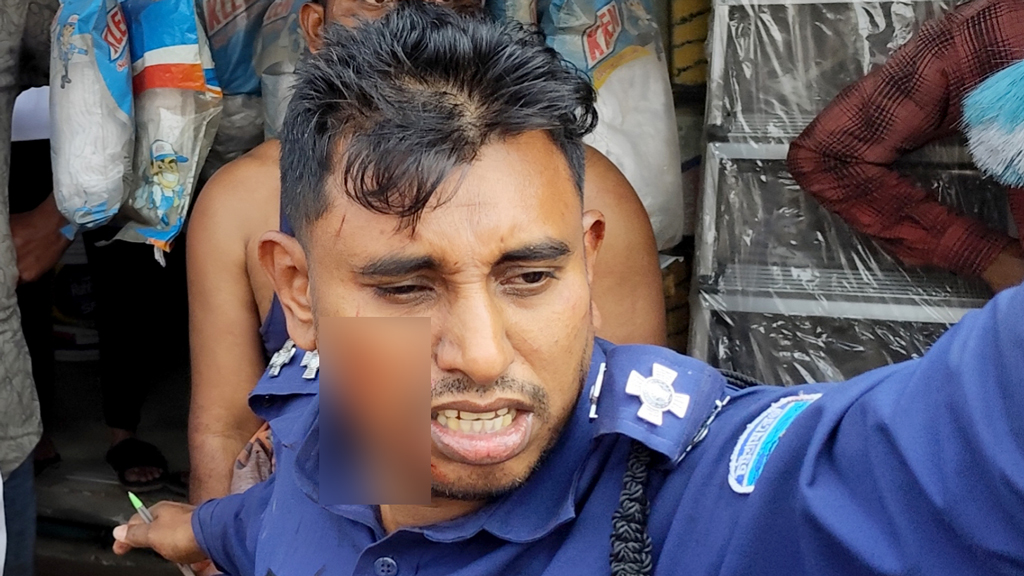 চট্টগ্রামে দায়িত্বরত পুলিশ কর্মকর্তাকে মারধর