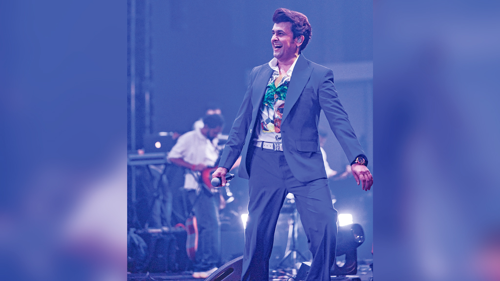 আজানের সময় গান থামিয়ে বাহবা পেলেন সনু নিগম