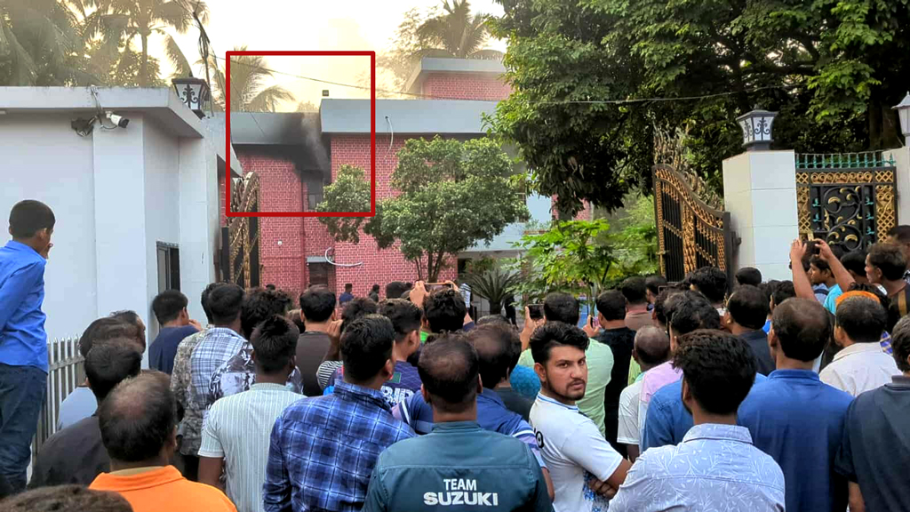 পুলিশ সুপারের বাসভবনে আগুন