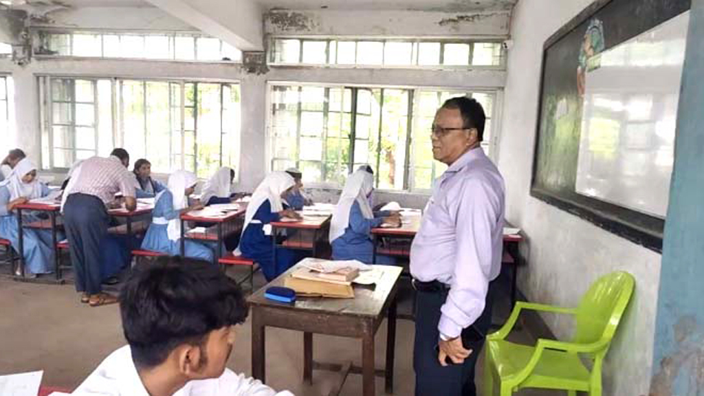 কুমিল্লায় ‎পরীক্ষা কেন্দ্রে এমপির লাইভ, শিক্ষাবোর্ড তাকিয়ে শিক্ষামন্ত্রীর সিদ্ধান্তে