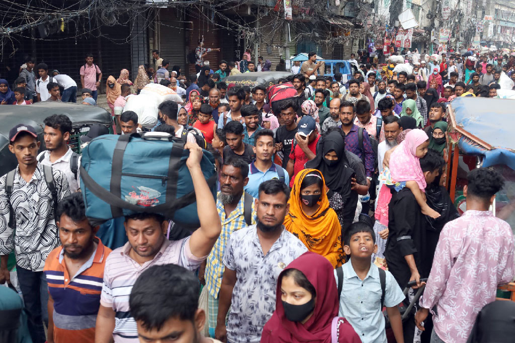 দেশে হঠাৎ করোনাভাইরাসের প্রকোপ বাড়তে শুরু করেছে। ভাইরাস প্রতিরোধে ইতিমধ্যে স্বাস্থ্য অধিদপ্তর ১১ দফা নির্দেশনা দিয়েছে। তবে জনসাধারণের মধ্যে এখনো সচেতনতা তৈরি হয়নি। রাজধানীর সদরঘাট লঞ্চ টার্মিনাল এলাকায় বাড়িফেরত মানুষের উপচে পড়া ভিড়ে কেবল দু-একজন মাস্ক পরা ছিলেন। ছবি: আজকের পত্রিকা