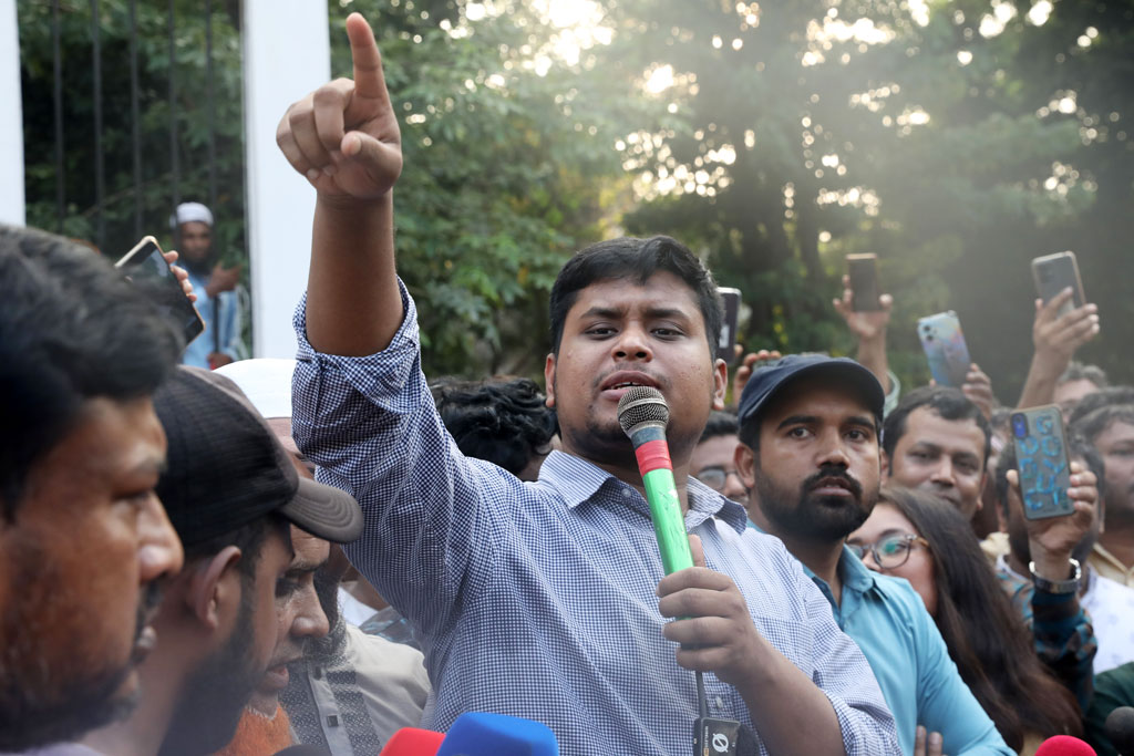 শিক্ষক পেটানো কোনো সভ্য রাষ্ট্রের চরিত্র হতে পারে না: হাসনাত