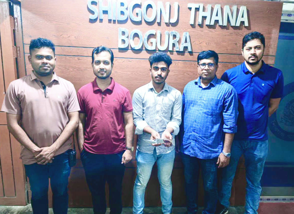 শিবগঞ্জে থানার সামনে চাকু হাতে ভিডিও পোস্ট, যুবক গ্রেপ্তার
