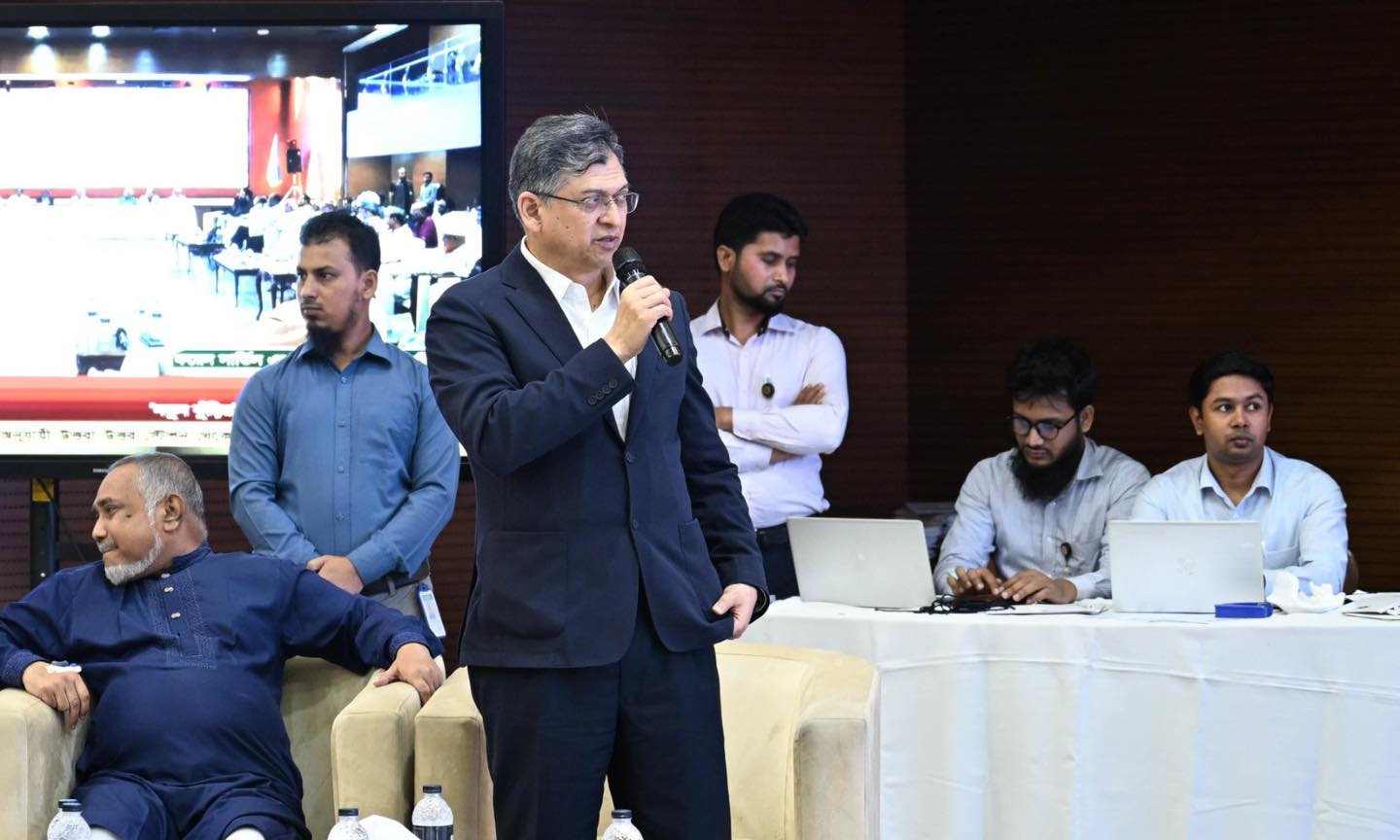 জুলাই জাতীয় সনদ নিয়ে আজ বুধবার সন্ধ্যায় জাতীয় ঐকমত্য কমিশনের সঙ্গে জরুরি বৈঠকে বক্তব্য রাখছেন বিএনপির স্থায়ী কমিটির সদস্য সালাহউদ্দিন আহমদ। ছবি: প্রেস উইং