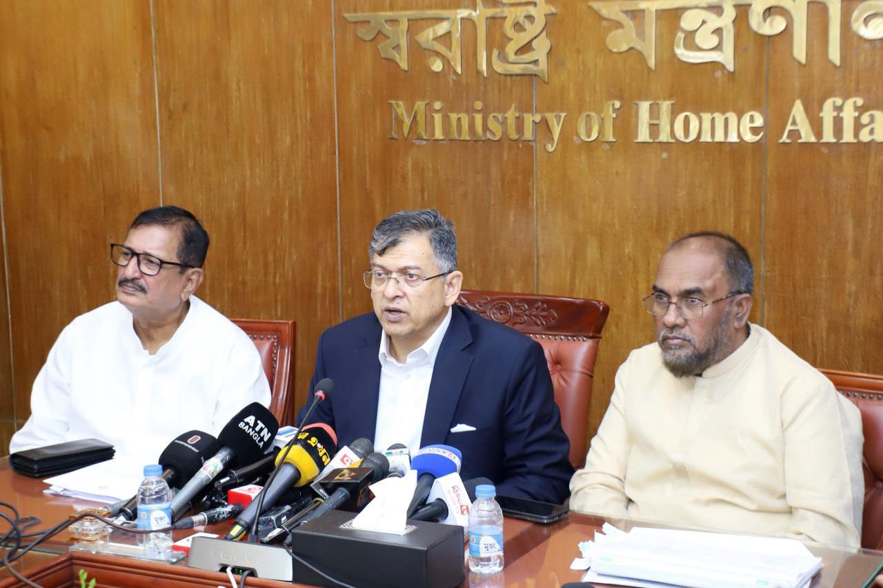 পুলিশ বাহিনীতে শৃঙ্খলা ফেরায় পর্যায়ক্রমে সেনাবাহিনীকে ব্যারাকে ফেরানোর সিদ্ধান্ত
