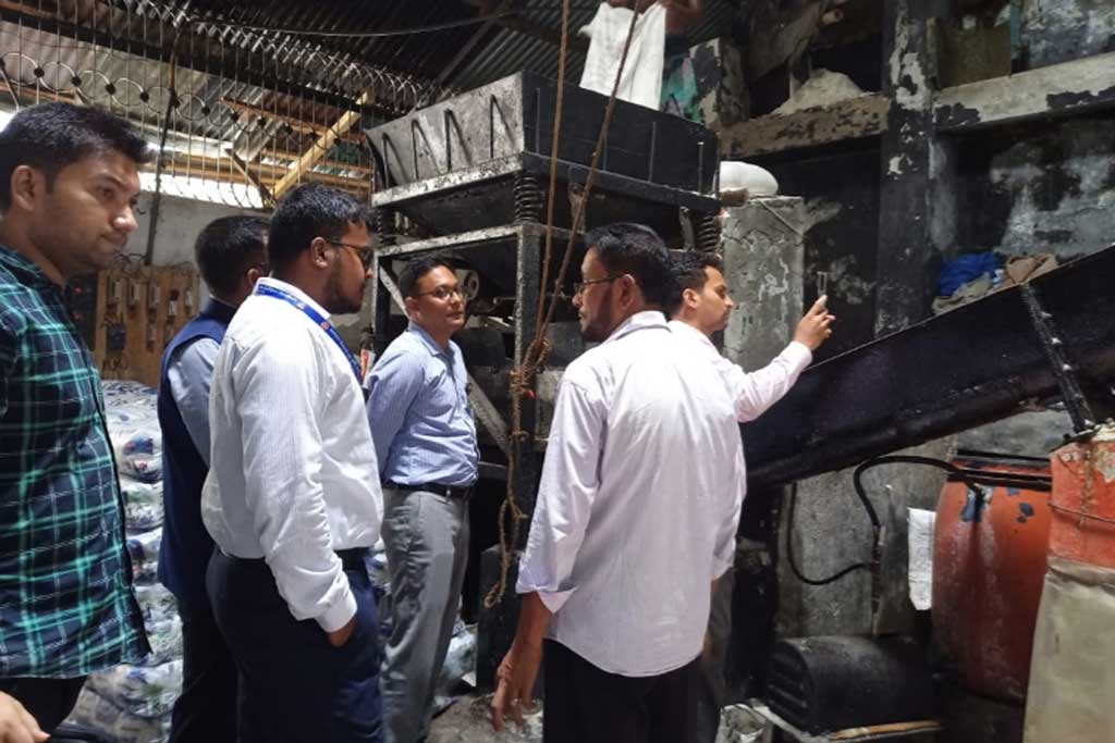 অস্বাস্থ্যকর পরিবেশে লবণ উৎপাদন, কারখানামালিককে জরিমানা