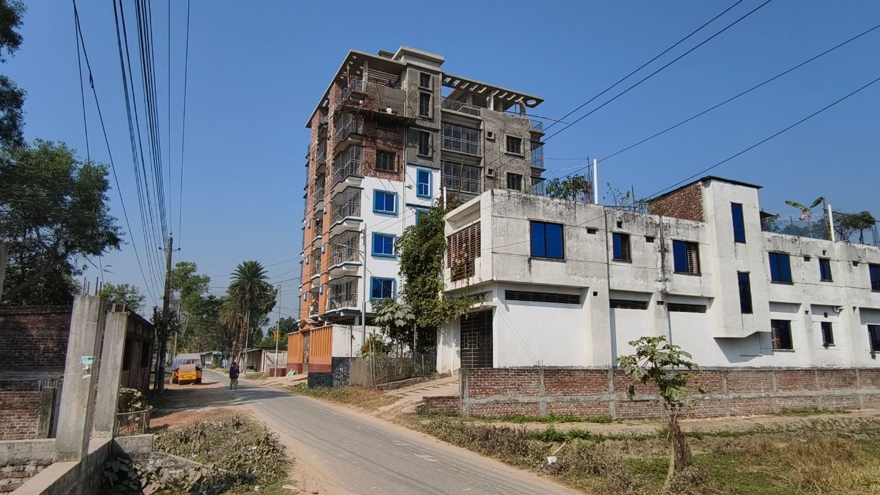 রইছ উদ্দিন শ্যামল বাবুর সাততলা বাড়ি। ছবি: আজকের পত্রিকা