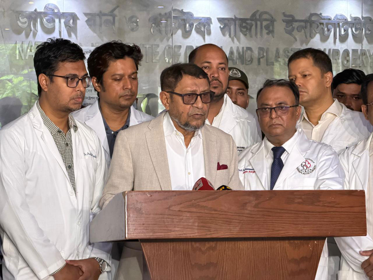 নারায়ণগঞ্জে বাসায় বিস্ফোরণ: দগ্ধদের দেখতে বার্ন ইনস্টিটিউটে স্বাস্থ্যমন্ত্রী