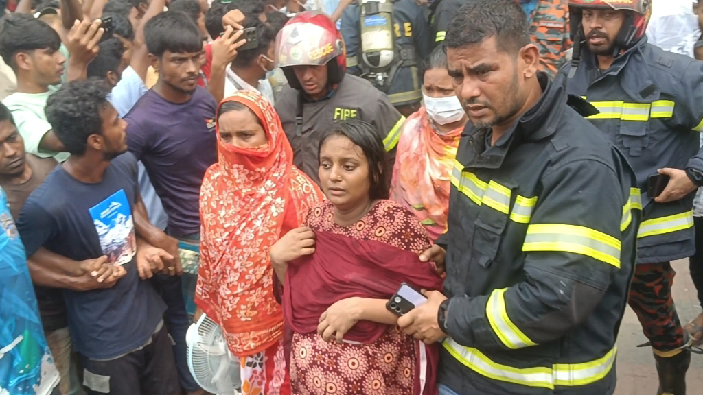 সাতক্ষীরায় হাসপাতালে আগুন, হুড়োহুড়ি ও ধোঁয়ায় আহত ৫০