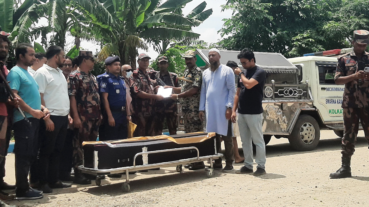 কলকাতায় অগ্নিকাণ্ড: সাতক্ষীরায় সাজুর দাফন সম্পন্ন