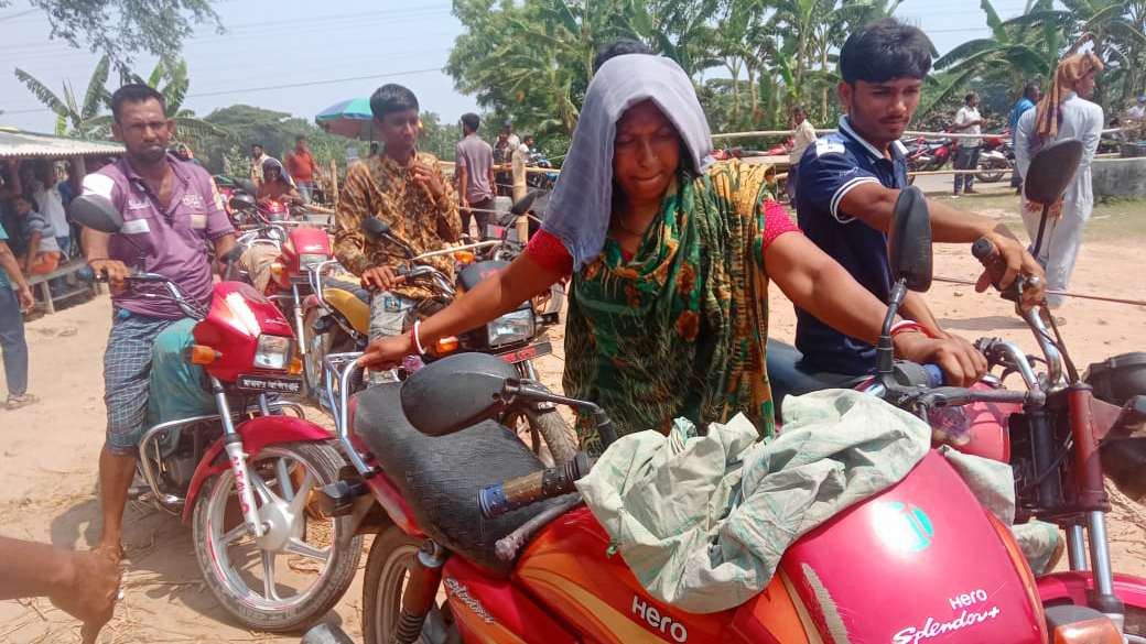 সাতক্ষীরায় ছেলের বাইকে পেট্রল নিতে ফিলিং স্টেশনের লাইনে মা