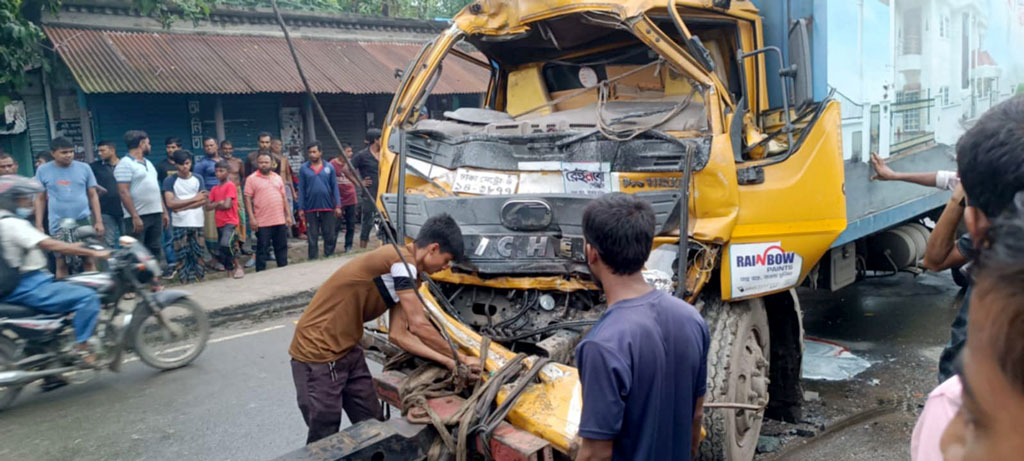 পাটকেলঘাটায় বাস-ট্রাক সংঘর্ষ, আহত ১৫