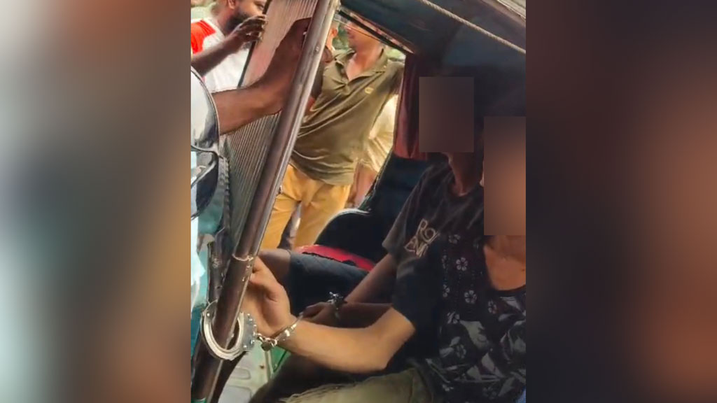 চুরি মামলায় শিশুদের হাতে হাতকড়া