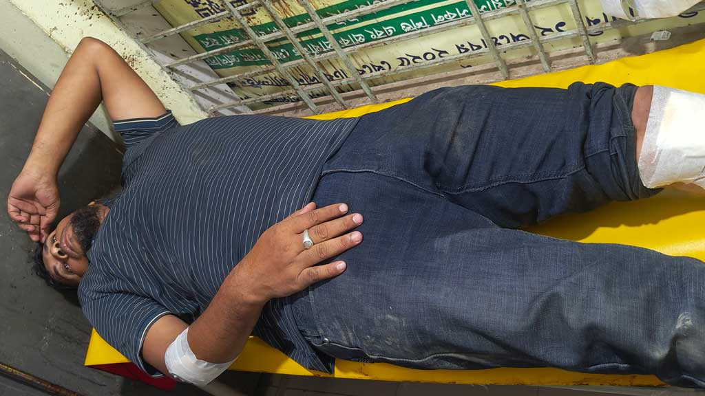 সাভারে আসামিকে ছিনিয়ে নিল মাদক কারবারিরা, ২ পুলিশ কর্মকর্তা আহত
